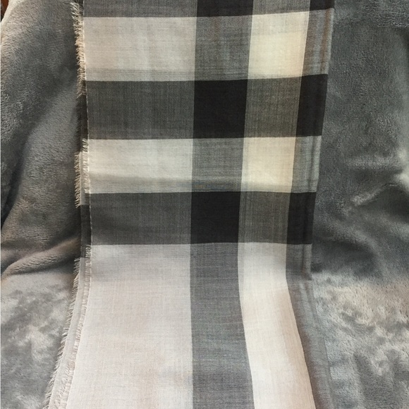 Brand New Burberry Lightweight Cashmere Black and Grey Check Scarf - Picture 4 of 4